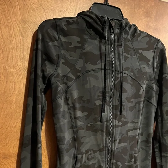 Lululemon camouflage hooded jacket - Picture 4 of 11